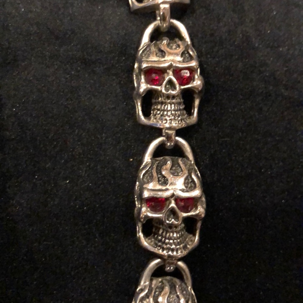 Skull bracelet 8 inches long